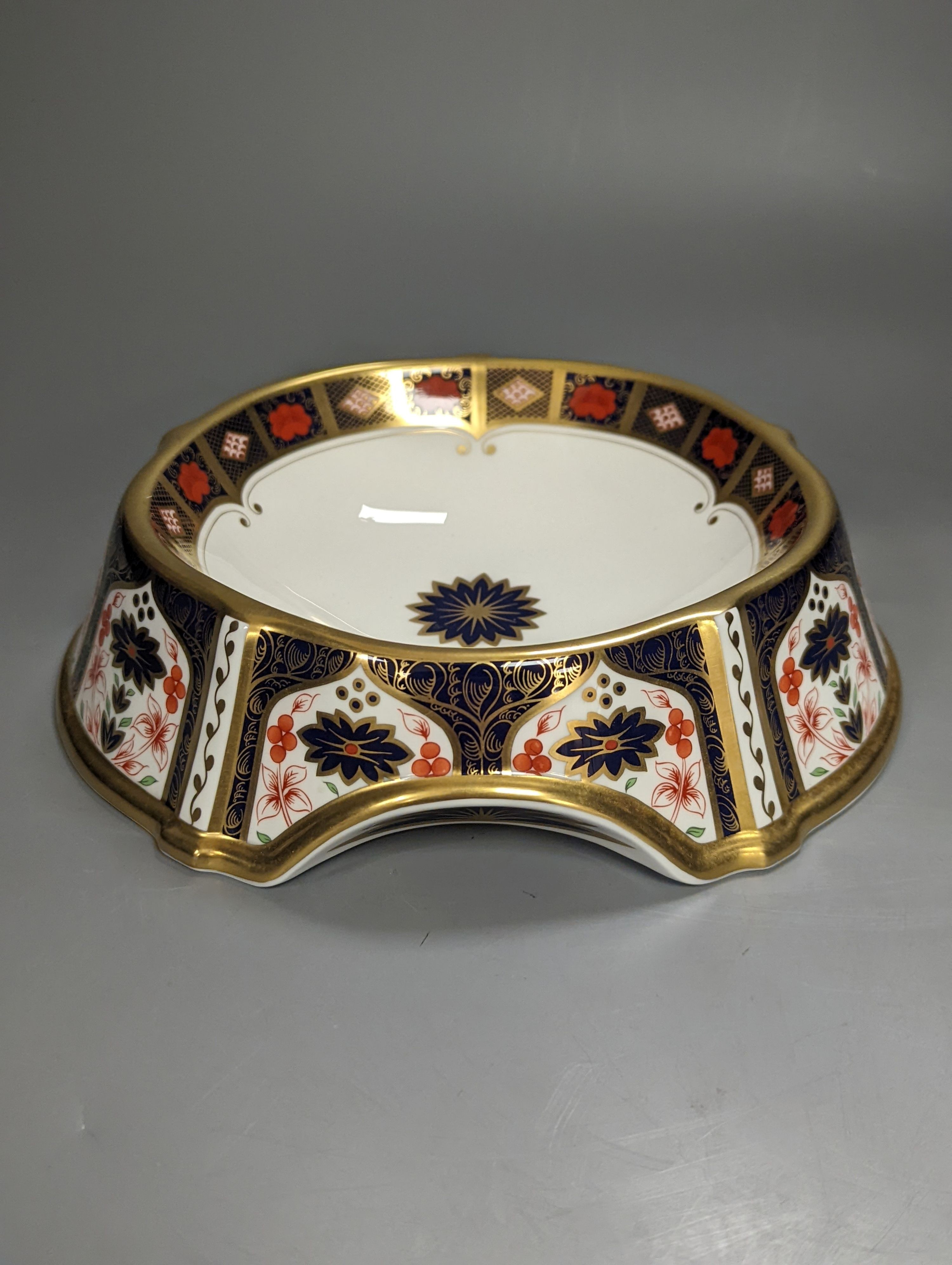 A Royal Crown Derby 1128 pattern dog's dinner bowl, diameter 19cm